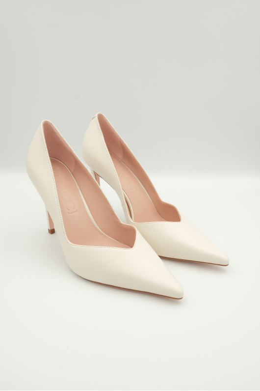 Туфли VITACCI с красивым декоративным элементом.